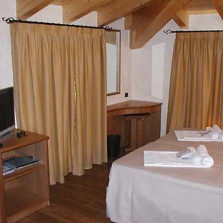 Azzano Holidays B&B 메체그라