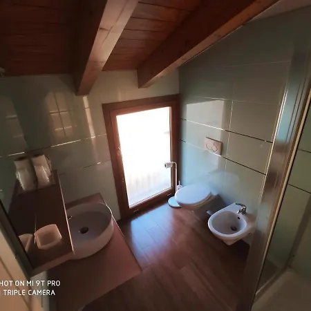 فندق مبيت وإفطار Azzano Holidays 2*