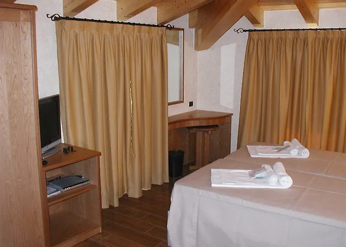 Azzano Holidays Oda ve Kahvaltı Mezzegra