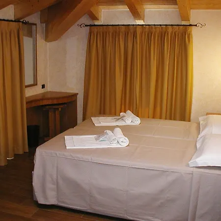 فندق مبيت وإفطار Azzano Holidays 3*