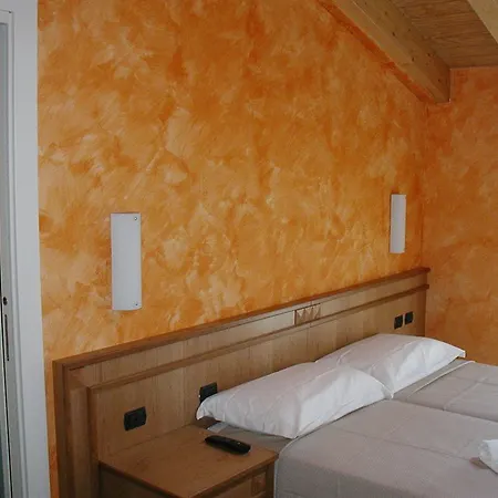 فندق مبيت وإفطار Azzano Holidays ميزّيجرا